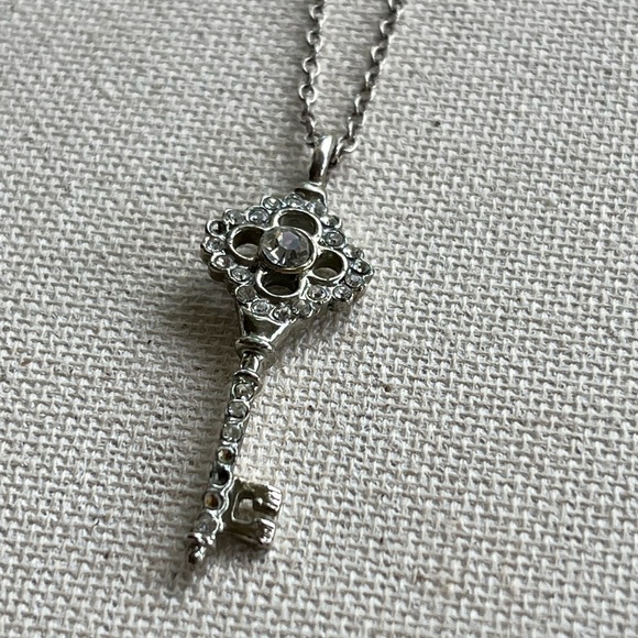 Elegant Silver Key Pendant Necklace - Picture 1 of 4